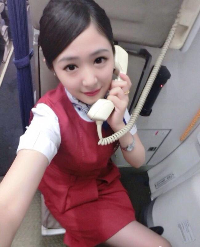 Foto selfie gadis pramugari wajah cantik dan manis lagi narsis di dalam pesawat terbang